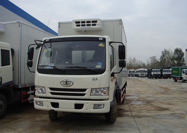 China El pequeño camión refrigerado de Sinotruk FAW 4X2, anuncio publicitario de la fibra de vidrio 5T refrigeró los camiones proveedor